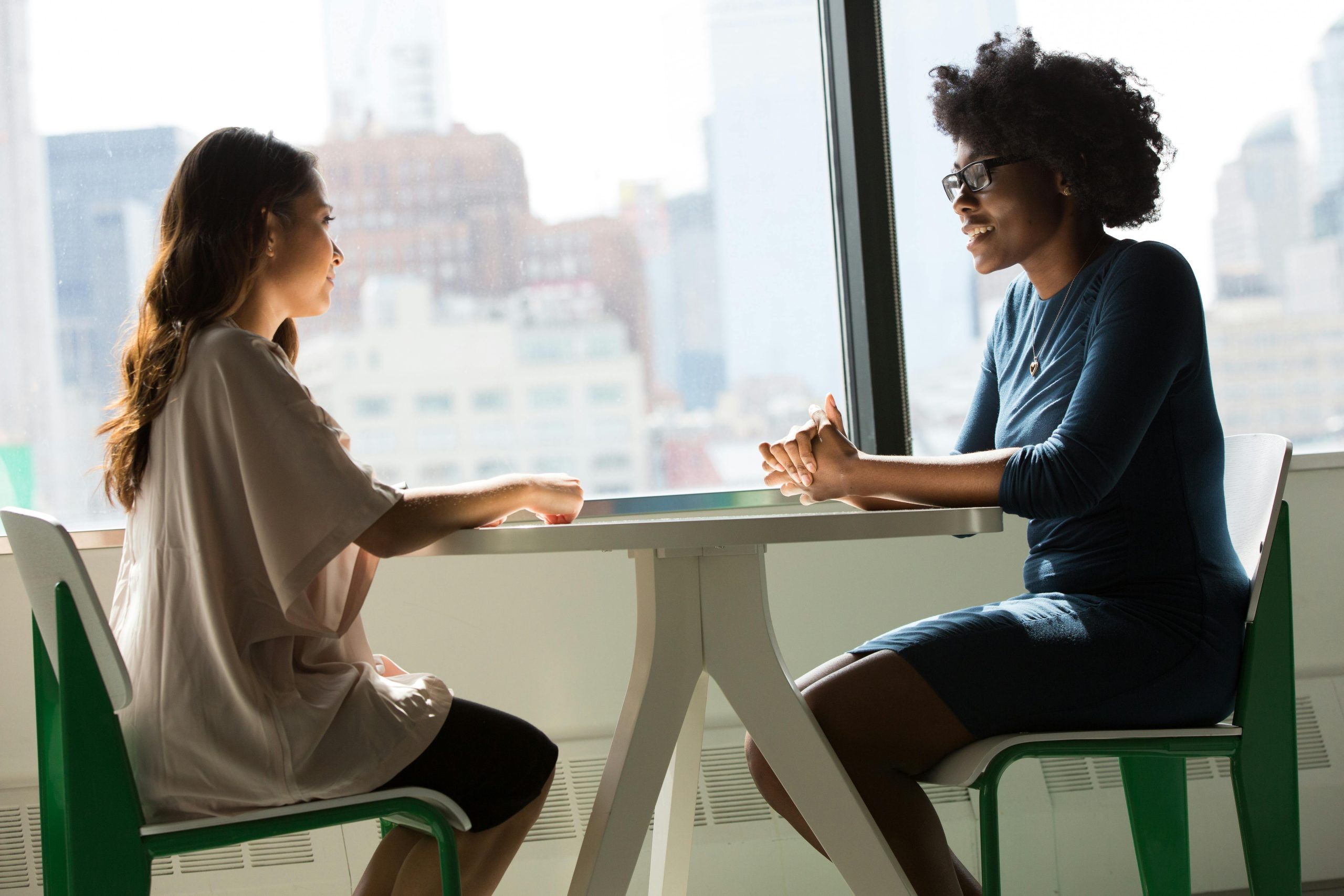 2 people having a discussion