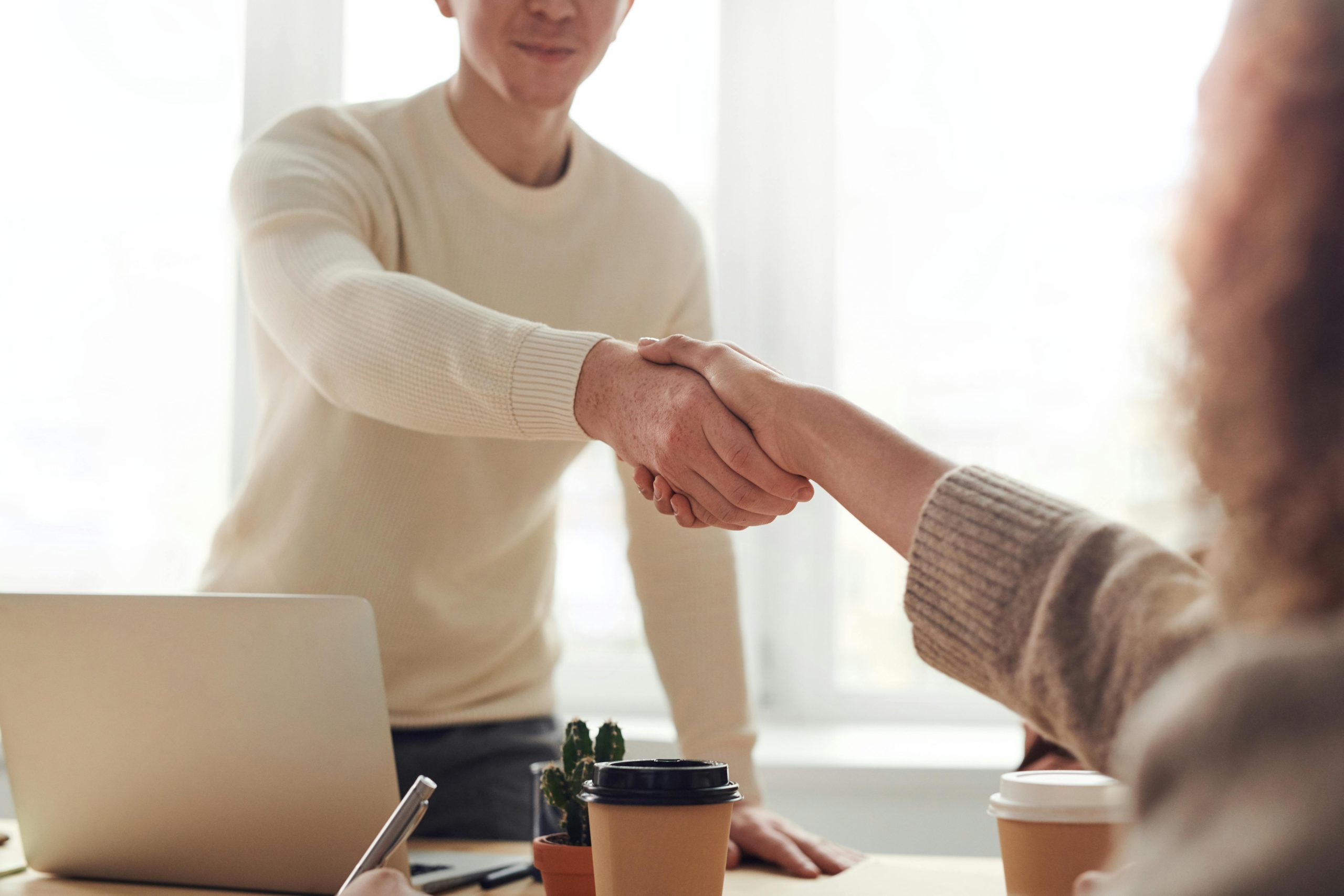 2 people shake hands